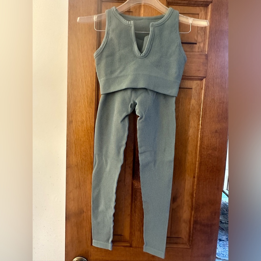Women’s workout top and bottom set size S